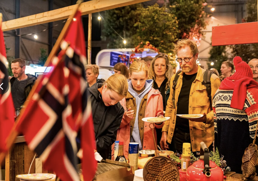 Foolk ved siderboden til Norge